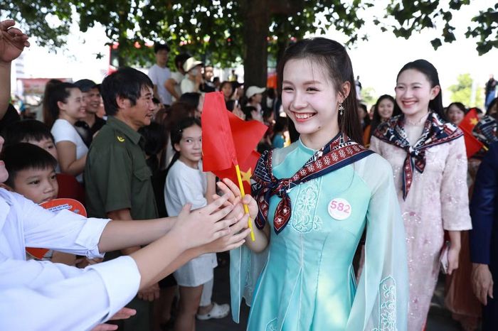 Người dân vẫy tay, chụp ảnh, dành những lời chúc và cổ vũ thí sinh. Sự chào đón nồng nhiệt tạo nên khoảnh khắc đặc biệt trong hành trình kết nối Thăng Long với Kinh Bắc.