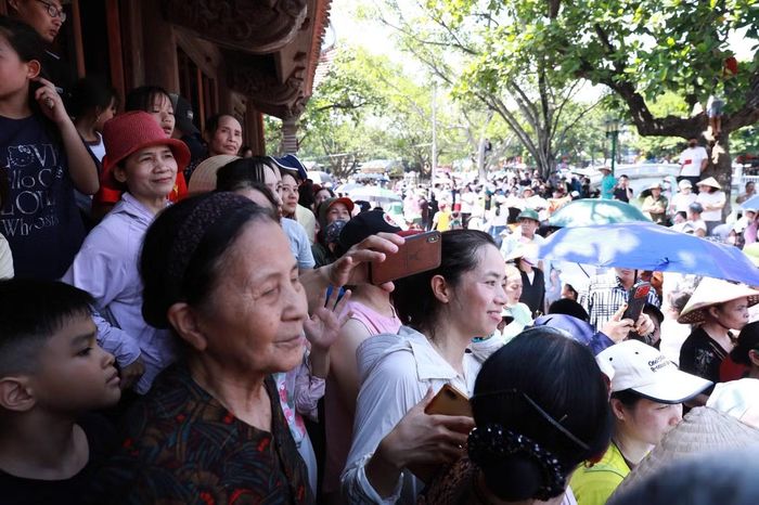 Tại đây, đoàn thí sinh đến cụm Đình - Đền - Chùa Đồng Kỵ, không gian gắn với đời sống văn hóa, tín ngưỡng của người dân địa phương.