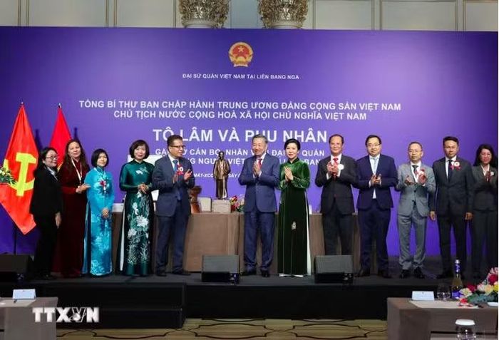 Tổng Bí thư, Chủ tịch nước Tô Lâm tặng quà cho Đại sứ quán và cộng đồng người Việt Nam tại Nga. Ảnh: TTXVN