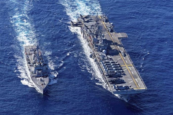 Tàu đổ bộ tấn công Tripoli của Hải quân Mỹ tại vùng biển Philippines, tháng 2/2026. (Ảnh: Kyodo)