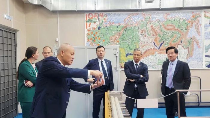 GS.VS Nguyễn Quốc Sỹ (trái) trong phòng thí nghiệm thuộc ĐH Năng lượng Quốc gia Mátxcơva. (Ảnh: NVCC)