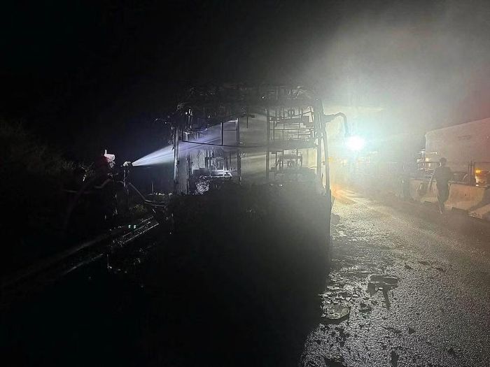 Tại hiện trường, chiếc xe khách mang biển số tỉnh Gia Lai bị cháy trơ khung.