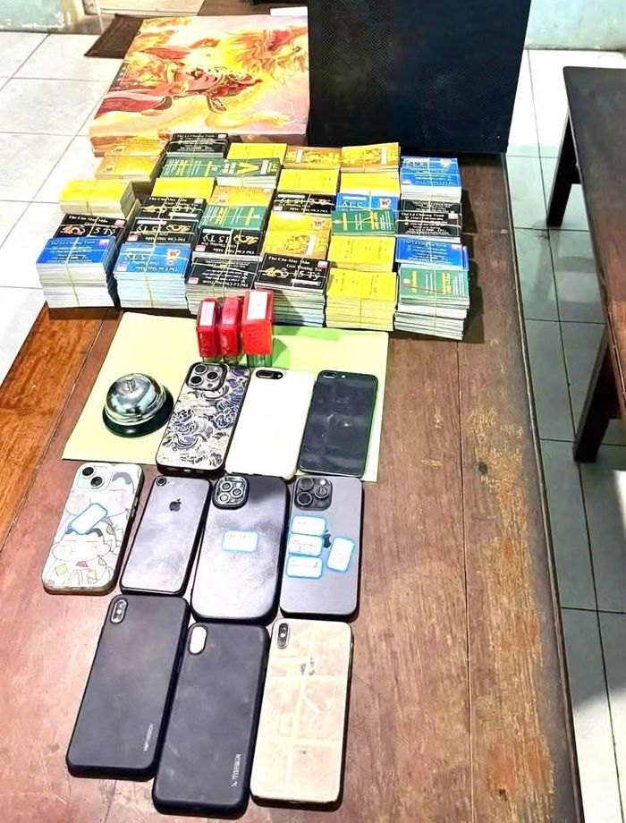 Cơ quan Công an thu giữ tang vật, điện thoại dùng để thực hiện hành vi lừa đảo chiếm đoạt tài sản
