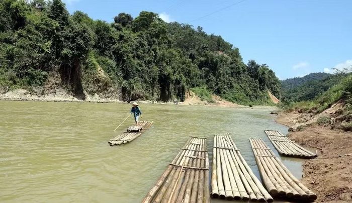 Bè mảng được người dân địa phương tự trang bị để qua sông Bắc Giang