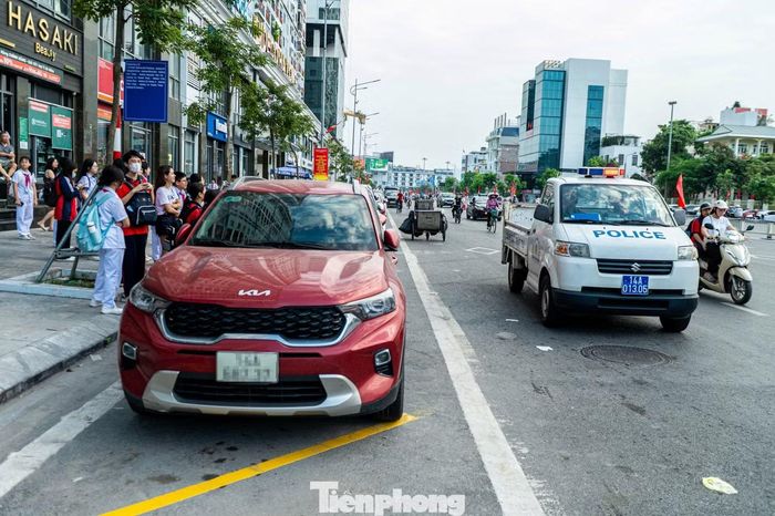 Sau khi tình trạng ô tô cá nhân dừng chắn lối vào của xe buýt điện, lực lượng Công an, CSGT các phường đã cử lực lượng ra kiểm tra, điều tiết giao thông.