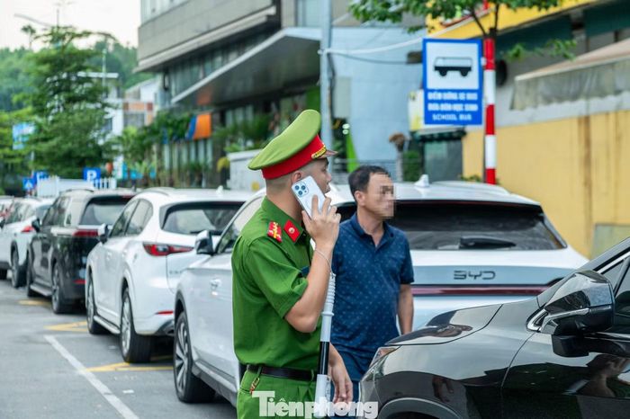 Một chiến sĩ công an cho biết trong ngày đầu tiên lực lượng chức năng gọi điện thông báo, nhắc nhở và tuyên truyền cho người dân có phương tiện cá nhân không dừng đỗ vào làn dừng đỗ của xe buýt đưa đón học sinh. Đồng thời, yêu cầu chủ phương tiện di chuyển xe ra khỏi khu vực ưu tiên để đảm bảo việc xe buýt ra vào đón học sinh an toàn.