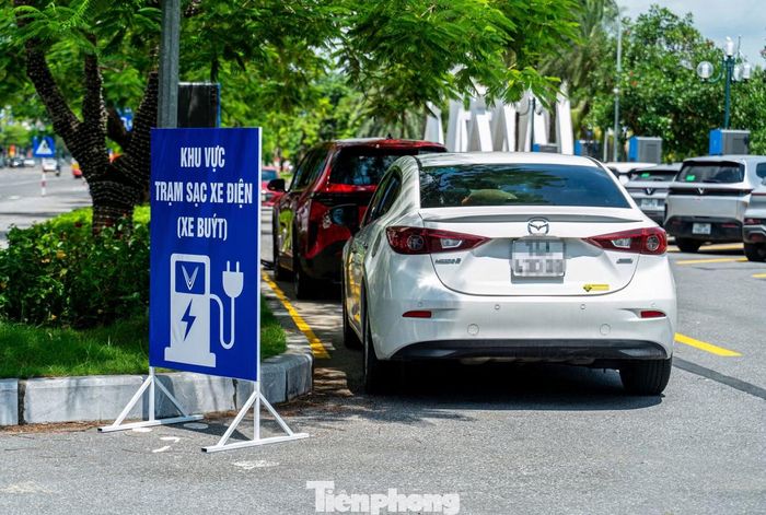 Tại điểm Công viên hoa Hạ Long, phường Hồng Gai, nhiều phương tiện dừng đỗ chắn lối vào trạm sạc điện của xe buýt. Trước đó, phường Hồng Gai bố trí lắp đặt nhiều trụ sạc điện ưu tiên dành cho xe buýt đưa đón học sinh tại khu vực này.