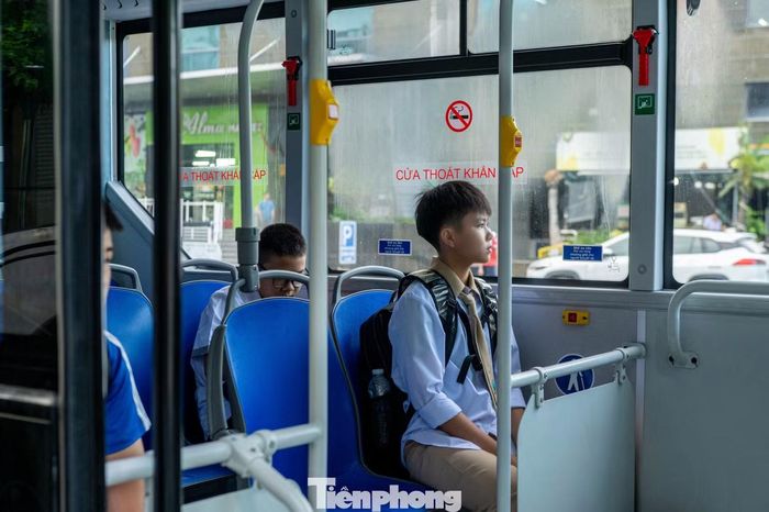 "Những hành vi đỗ xe vào điểm dừng đỗ xe buýt gây cản trở giao thông phường Hồng Gai sẽ chuyển sang cơ quan công an làm căn cứ ra thông báo xử phạt nguội. Ngoài ra, đường dẫn truy xuất vào hệ thống camera chúng tôi sẽ cung cấp cho phụ huynh học sinh, nhà trường để theo dõi quá trình lên xe của con em mình theo thời gian thực", ông Thắng chia sẻ.