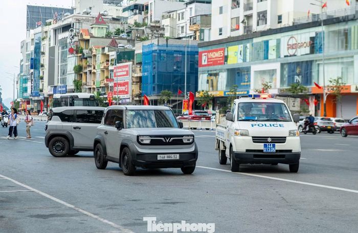 Ngoài ra, lực lượng chức năng liên tục nhắc nhở lái xe không dừng đỗ lấn chiếm lòng đường trong quá trình đưa đón học sinh đến trường.