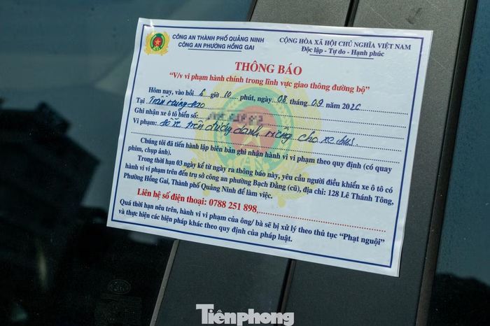 Đến sáng 8/9 vẫn còn một số phương tiện cố tình dừng đỗ vào điểm dừng ưu tiên. Hình ảnh chiếc xe biển Quảng Ninh đỗ ngay điểm đón đối diện Trường TH Trần Hưng Đạo, phường Hồng Gai. Lực lượng Công an, CSGT dán thông báo phạt nguội lỗi vi phạm hành chính trong lĩnh vực giao thông đường bộ với lỗi "Đỗ xe trên đường dành riêng cho xe buýt". Căn cứ theo điểm e khoản 3 Điều 6 Nghị định 168/2024/NĐ-CP, hành vi trên của lái xe bị phạt 800.000 - 1 triệu đồng.