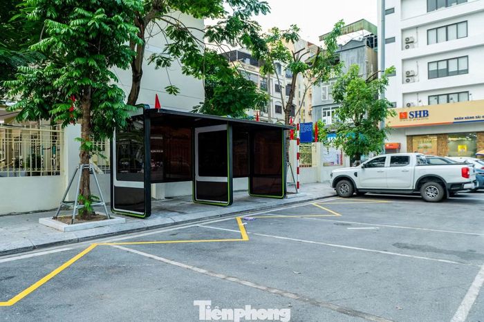 Lối vào điểm dừng đỗ xe buýt thông thoáng hơn sau khi lực lượng chức năng thông báo, nhắc nhở yêu cầu xe di chuyển.