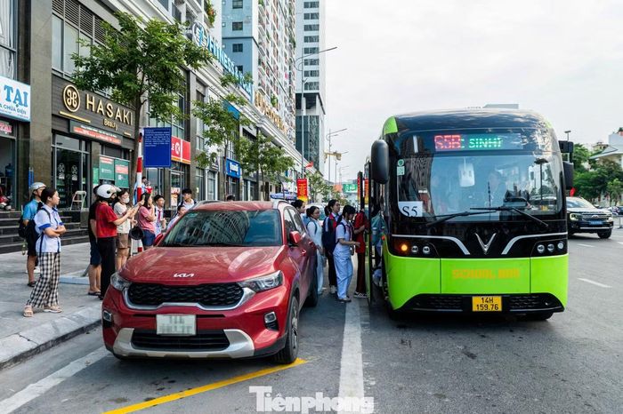 Em Nguyễn Thị Thu Phương, học sinh trường THPT Hòn Gai cho biết, cảm thấy nguy hiểm khi xe buýt phải dừng ở ngoài đường trong khi điểm đón được thành phố cắm biển và kẻ vạch sơn lại bị các phương tiện ôtô cá nhân chiếm dụng. "Em mong cơ quan chức năng tuyên truyền để người tham gia giao thông nâng cao ý thức, dừng đỗ đúng điểm, trả lại không gian an toàn cho xe buýt đón chúng em đi học", Phương chia sẻ.