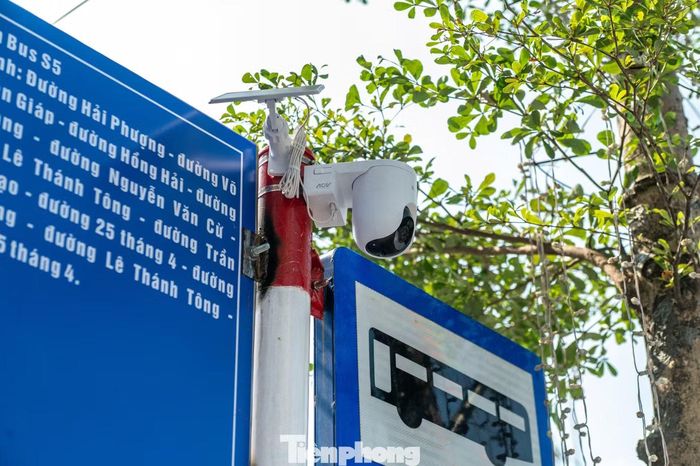  Trao đổi với PV Tiền Phong, ông Đào Tất Thắng, Chủ tịch UBND phường Hồng Gai cho biết, phường đã lắp đặt toàn bộ camera tại 29 điểm dừng đỗ trên địa bàn phường và truyền thẳng về trung tâm chỉ huy đặt tại trụ sở UBND phường để theo dõi. 