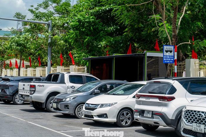 Rất nhiều tài xế do vô tình hoặc cố ý đã ngang nhiên dừng, đỗ xe tại các điểm đón trả học sinh của xe buýt.