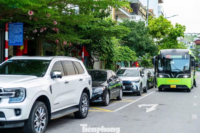 Tại điểm đón Chung cư Đông Bắc thuộc phường Hạ Long, hàng dài xe đỗ chắn khiến xe buýt không thể vào điểm đón.