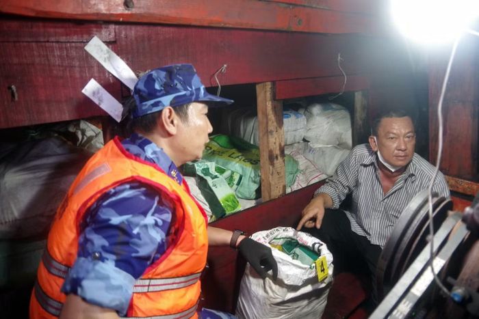 Ma túy được ngụy trang trong túi chè, cất giấu ở mạn thuyền. Ảnh CACC