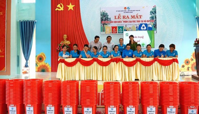 Hội viên phụ nữ xã Nghĩa Giang ký cam kết thực hiện mô hình “Phân loại rác thải tại nhà”.