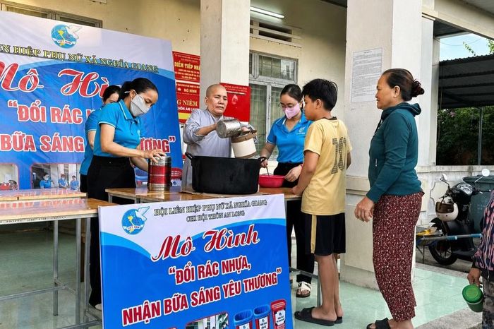 Người dân mang dụng cụ cá nhân đến nhận cháo, góp phần hạn chế đồ nhựa dùng một lần.