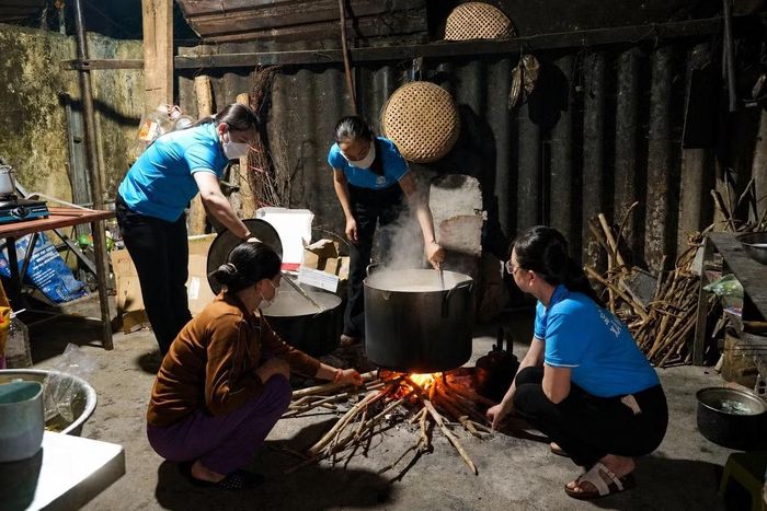 Các cán bộ hội phụ nữ chuẩn bị nguyên vật liệu để nấu cháo từ rất sớm.