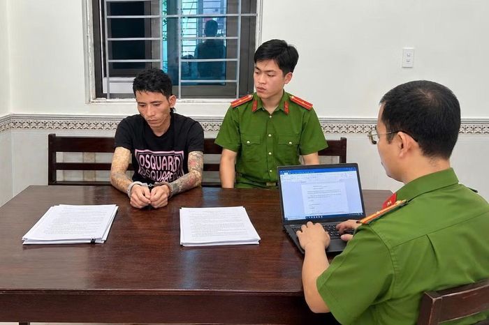 Đối tượng Trần Hùng Phi tại cơ quan Công an.