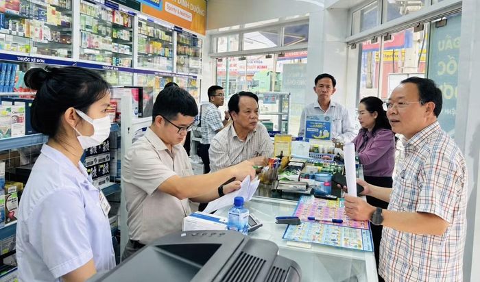 Đoàn Sở Y tế Quảng Trị kiểm tra một cơ sở kinh doanh thuốc tân dược.