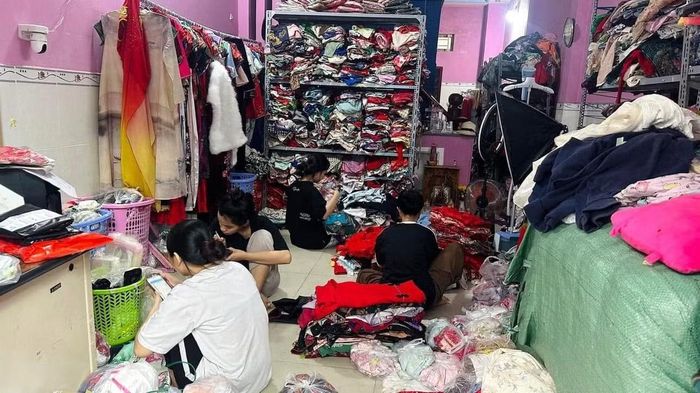 Nhiều sinh viên nhận làm công việc bán hàng, phân loại hàng ở kho để kiếm thêm thu nhập.