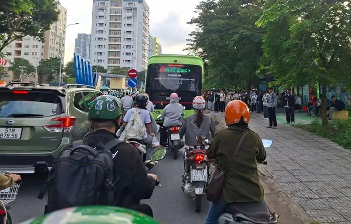 Giao thông kẹt cứng trước cổng Ký túc xá khu B sáng 8/9. Ảnh: T. Đạt