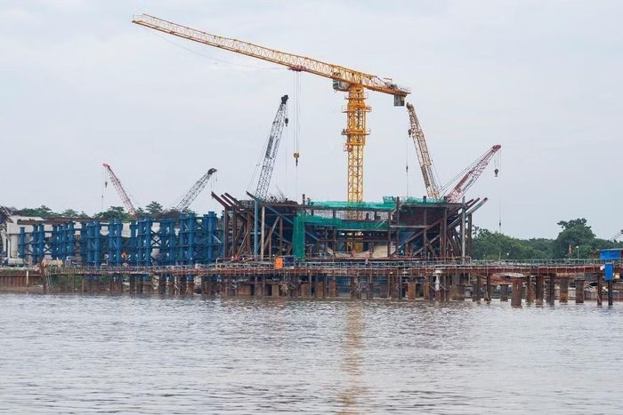 Hệ thống móng trụ cầu và đà giáo tạm được lắp dựng vững chắc, đảm bảo cho công tác lắp đặt dầm, sàn, vòm thép trên cao