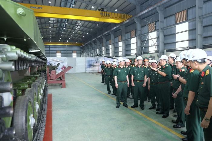 Đoàn công tác Bộ Quốc phòng kiểm tra tiến độ nghiên cứu, chế tạo xe tăng hạng nhẹ T-1 tại Nhà máy Z125 (Tổng cục Công nghiệp quốc phòng), tháng 4/2026.