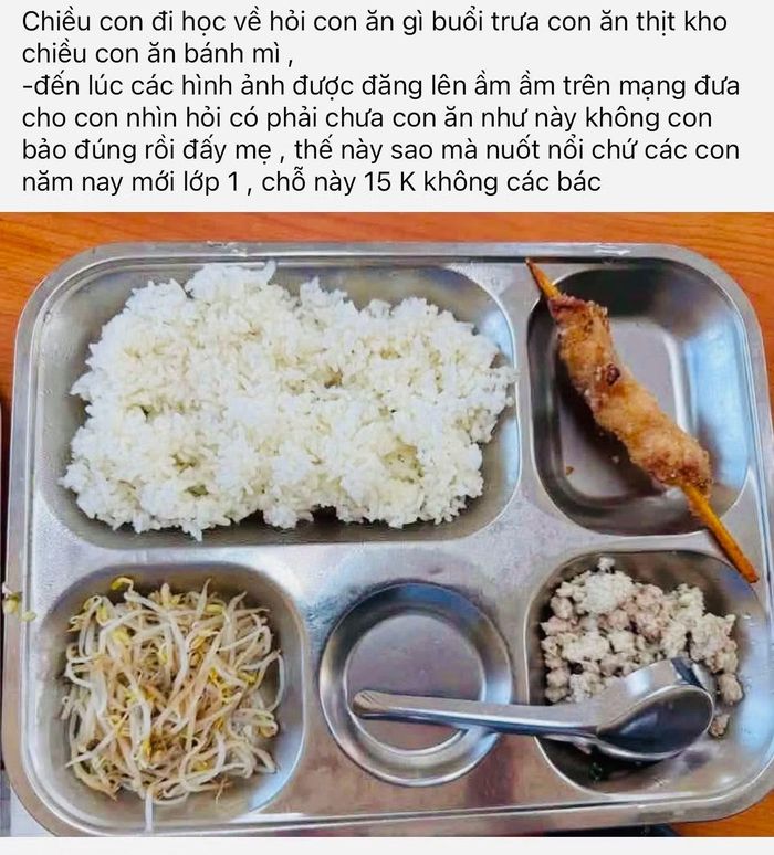 Phụ huynh cho rằng, suất ăn này chỉ đáng giá 15.000 đồng.