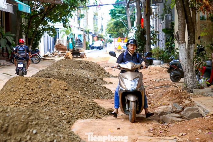 Ghi nhận của Báo Tiền Phong, nhiều đoạn trên tuyến đường Tống Phước Phổ đang được đào xới, mặt đường chưa hoàn thiện, vật liệu xây dựng tập kết dọc hai bên, gây khó khăn và tiềm ẩn nguy cơ mất an toàn cho người dân khi lưu thông. Ảnh: Duy Quốc.
