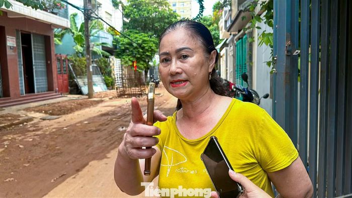Bà Phạm Thị Minh Ngọc (trú tổ 38) cho biết, tuyến đường nằm ngay khu vực trung tâm thành phố nhưng nhiều tháng qua vẫn trong tình trạng nhếch nhác, ngổn ngang. “Đường nằm ngay trung tâm thành phố nhưng thi công kéo dài, bụi bặm, việc đi lại rất khó khăn nên người dân chúng tôi rất bức xúc. Đã có người đi xe máy qua đây bị té, bản thân tôi cũng vừa bị té xe khi đi qua đoạn đường này”, bà Ngọc nói.