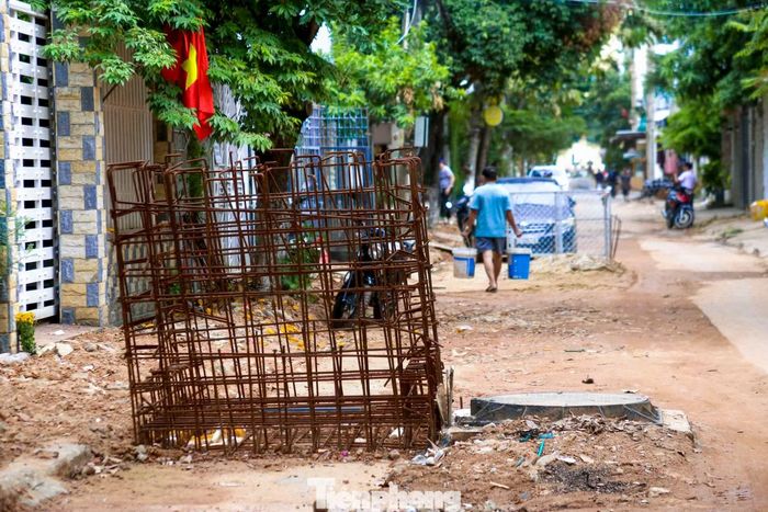 Đất đá, vật liệu thi công tập kết ngổn ngang dọc tuyến đường.