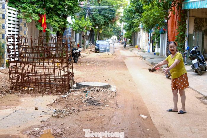 Theo bà Ngọc, vào những ngày nắng, bụi từ mặt đường và khu vực thi công bay vào nhà dân. Các hộ dân thường xuyên phải đóng cửa để hạn chế bụi, trong khi việc đi lại cũng gặp nhiều bất tiện.