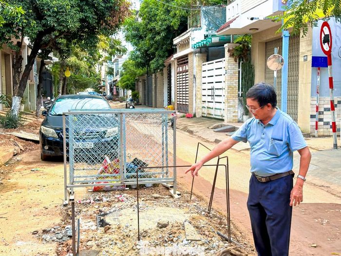 Ông Đặng Đông, người dân sống trên tuyến đường, cho rằng việc thi công kéo dài khiến người dân phải chịu cảnh bụi bặm, bất tiện trong thời gian dài. Đáng nói, tại một số điểm thi công chưa có biện pháp che chắn phù hợp, tiềm ẩn nguy cơ mất an toàn cho người đi đường.