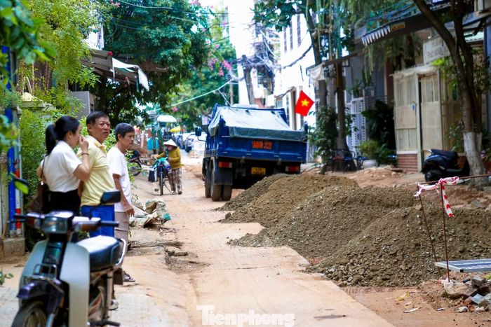 Người dân sống dọc tuyến đường cho biết, công trình thi công gián đoạn, cầm chừng gây ảnh hưởng không nhỏ đến đời sống, sinh hoạt của các hộ dân.