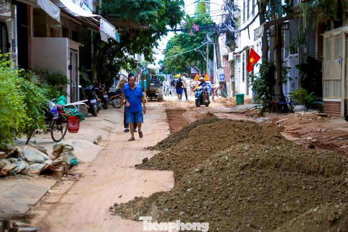 Do nằm trong khu vực trung tâm, việc thi công kéo dài khiến tuyến đường trở nên nhếch nhác, ảnh hưởng đến mỹ quan đô thị cũng như việc đi lại của người dân.