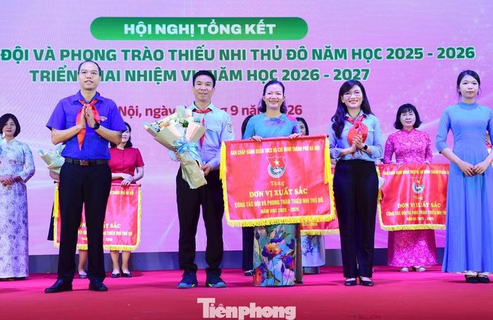 Chị Hồ Hồng Nguyên - Bí thư T.Ư Đoàn và anh Nguyễn Tiến Hưng - Bí thư Thành Đoàn Hà Nội trao cờ thi đua BCH Thành Đoàn Hà Nội tặng Liên đội xuất sắc. Ảnh: Xuân Tùng