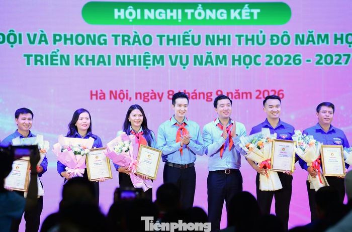 Hai Phó Bí thư Thành Đoàn Hà Nội Đào Đức Việt và Dương Minh Đức trao giấy chứng nhận tuyên dương Hội đồng Đội xã, phường xuất sắc. Ảnh: Xuân Tùng