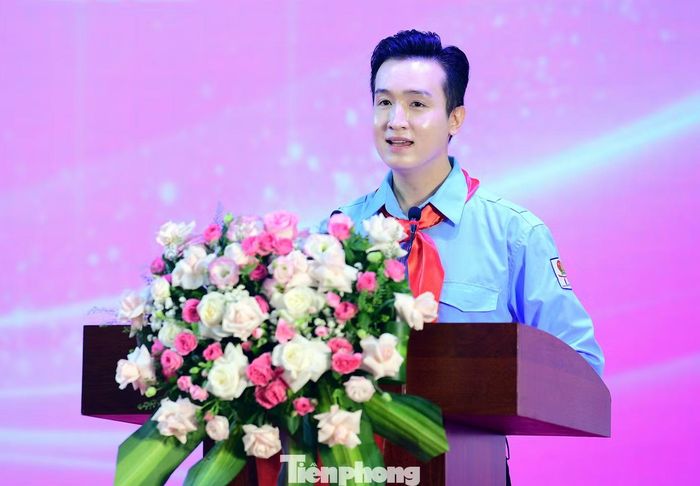 Anh Hồ Đức Việt báo cáo chương trình công tác Đội và phong trào thiếu nhi của Thủ đô trong năm học mới. Ảnh: Xuân Tùng