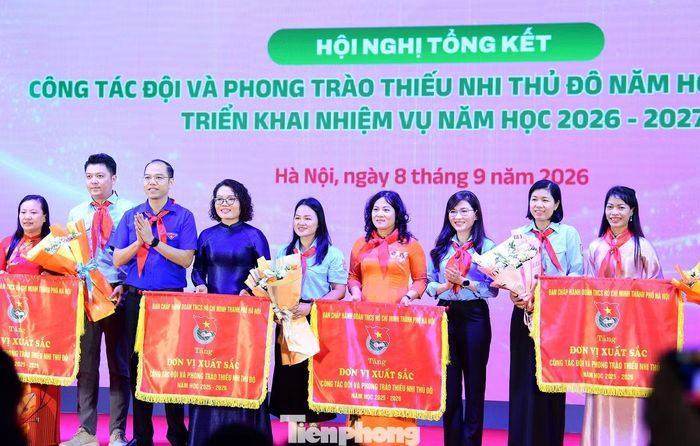 18 Liên đội xuất sắc nhận cờ thi đua của BCH Thành Đoàn Hà Nội.