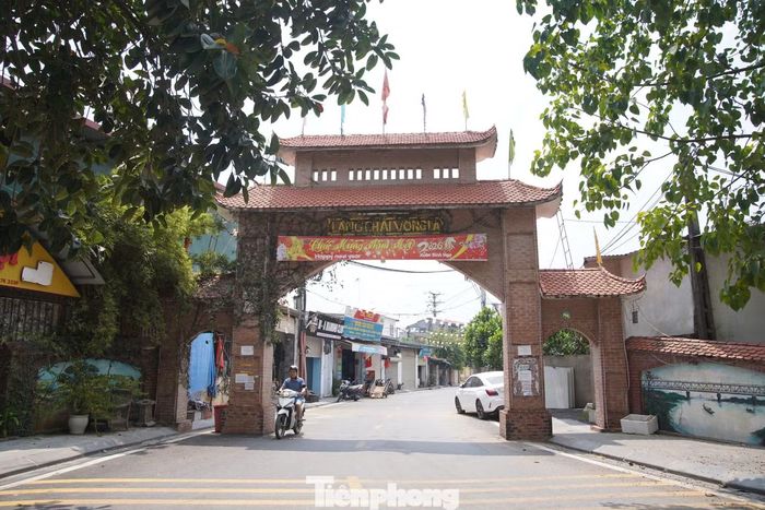 Làng Võng La, còn được biết đến với tên gọi làng chài Võng La, nằm trên bãi bồi bờ Bắc sông Hồng, gần cầu Thăng Long.
