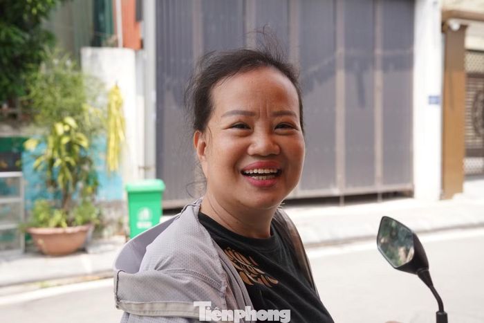  Bà Lê Thị Vân (tổ 1, thôn Võng La) cho biết gia đình vừa tham gia góp ý Quy hoạch phân khu đô thị sông Hồng tại Nhà văn hóa thôn Võng La. 