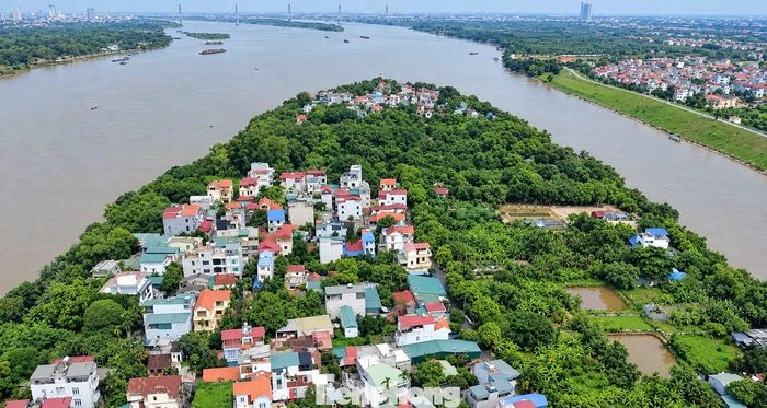 Làng Bắc Cầu, thuộc phường Bồ Đề, cũng thuộc diện di dời, với diện tích khoảng 35,5ha.