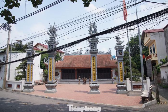 Đây là làng cổ có tuổi đời hàng trăm năm, nằm ở bãi bồi sông Hồng, vị trí phía Bắc cầu Long Biên.