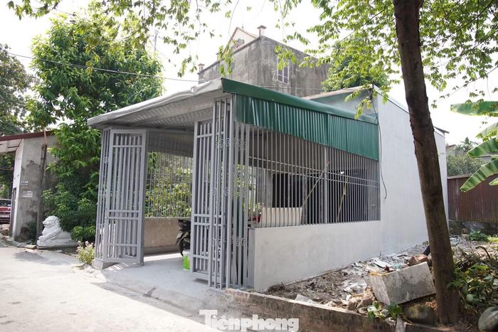 Nhiều ngôi nhà đang được xây dựng tại trung tâm thôn Võng La.