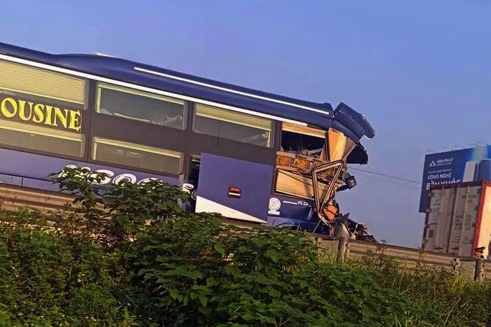 Xe khách bị hư hỏng nặng phần đầu sau va chạm.