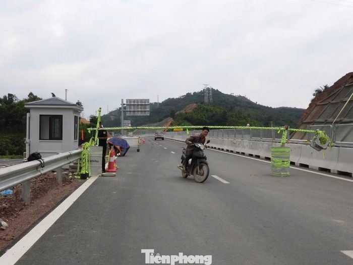 Ở hai đầu công trường dự án và các lối lên xuống phục vụ thi công đều có trạm barie và hàng rào bảo vệ, nhưng nhiều người đi xe máy vẫn chui qua rào để vào công trường cao tốc.