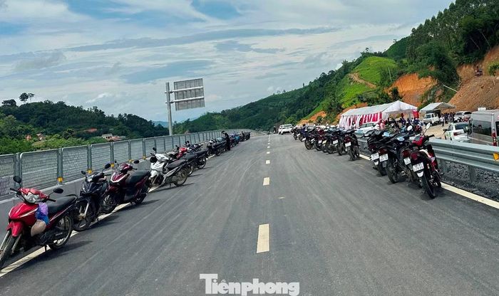 Lòng đường công trường cao tốc trở thành bãi xe phục vụ các sự kiện tại một số khu dân cư qua xã Chi Lăng.