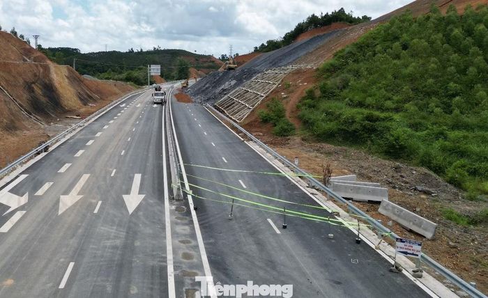 Công trường cao tốc có nhiều đoạn thi công chưa xong, một số đoạn còn xảy ra sạt trượt phải căng rào bảo vệ... Các đơn vị thi công cho biết, sẽ rất nguy hiểm nếu xe máy lưu thông tốc độ cao và chạy vào ban đêm khi ánh sáng quan sát bị hạn chế.